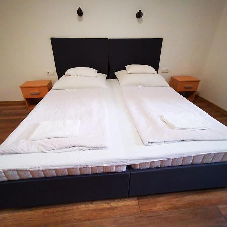 Mate Apartman Gyula Exterior photo